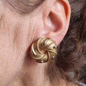 Rare Find Vintage TRIFARI CROWN Gold Tone Clip On Earrings